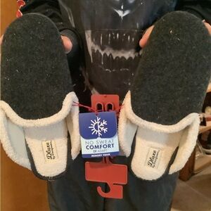 Slippers/House shoes